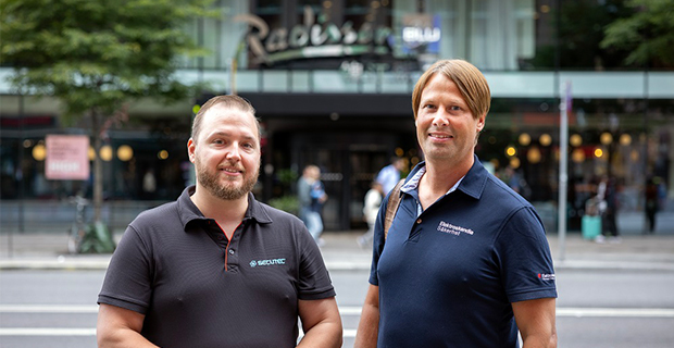 Mikael Eriksson, Secutec och Per Wennergren, Elektroskandia utanför Royal Blu Radisson Viking på Vasagatan i Stockholm.